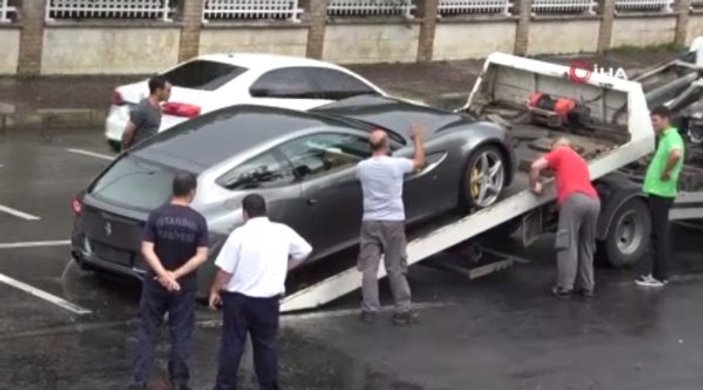 Milyon liralık Ferrari su birikintisinde mahsur kaldı
