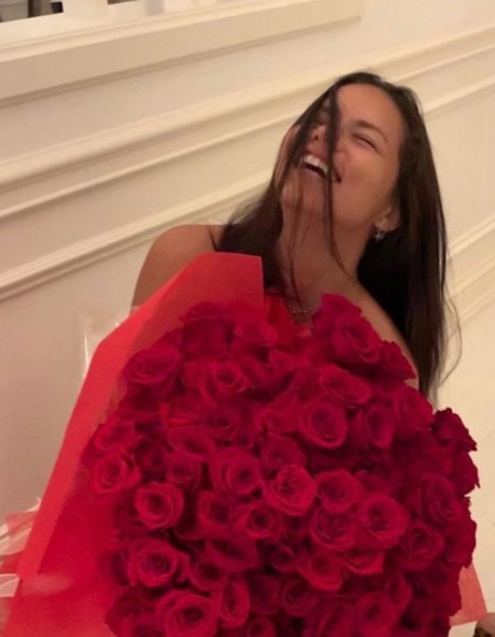 Adriana Lima sevgilisinin aldığı güllerle poz verdi