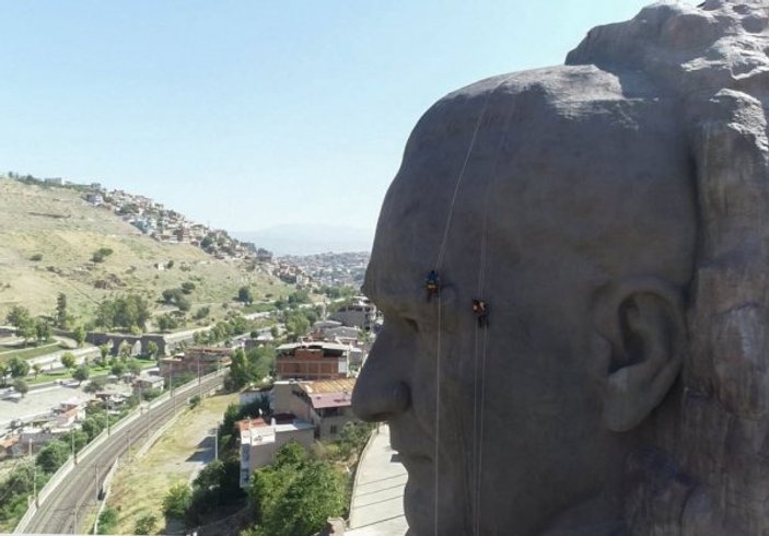 Atatürk maskı temizlendi