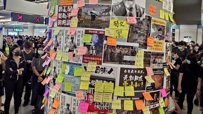 Hong Kong'da protestolar: Metroda oturma eylemi