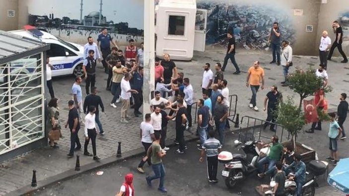 Taksim'de yabancı uyruklu kişiler kavga etti