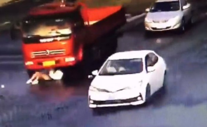 Çin'de kamyonetin altına giren kadının kurtuluşu