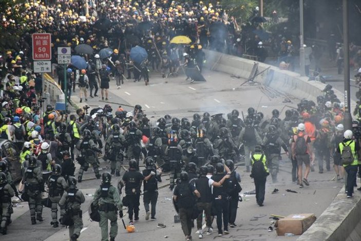 Hong Kong'da sokaklar savaş alanı