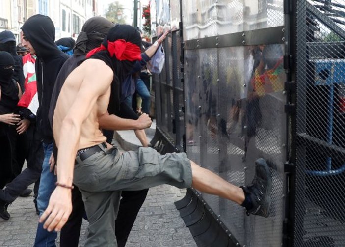 G7 Zirvesi'nde polis, gazetecilerin gaz maskelerini topladı