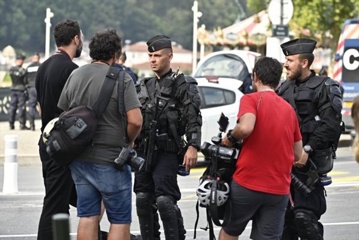G7 Zirvesi'nde polis, gazetecilerin gaz maskelerini topladı