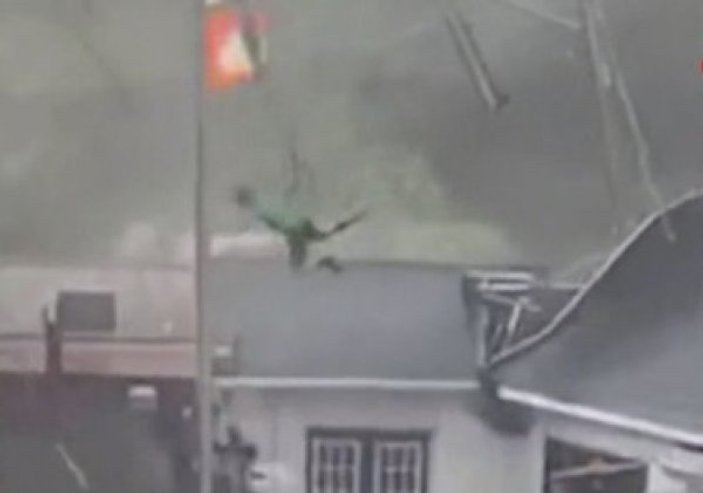 ABD'de fırtınada tenteyle çatıya uçtu