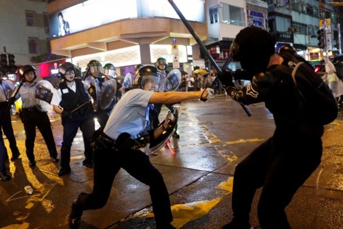 Hong Kong'da şiddetli çatışmalar sürüyor