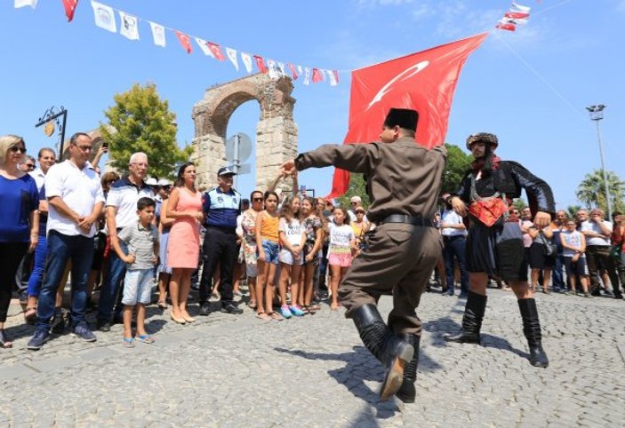 Atatürk silüeti gören İzmirlinin 30 Ağustos coşkusu