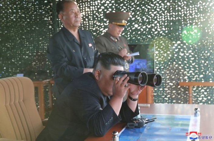Kuzey Kore 'süper büyük' çoklu füze sistemini denedi