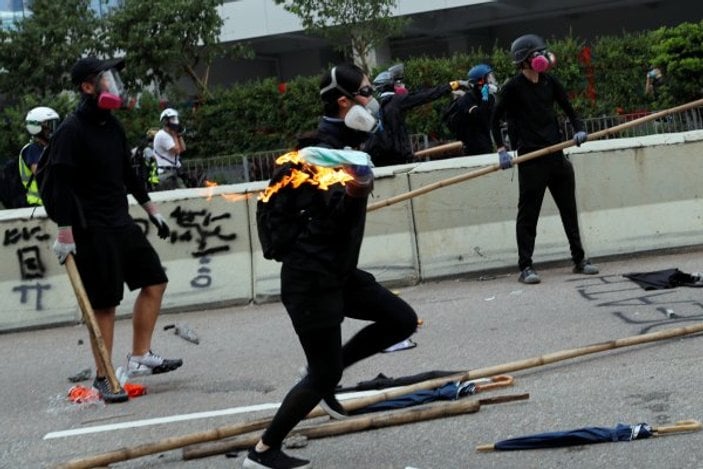 Hong Kong'da şiddet ciddileşiyor