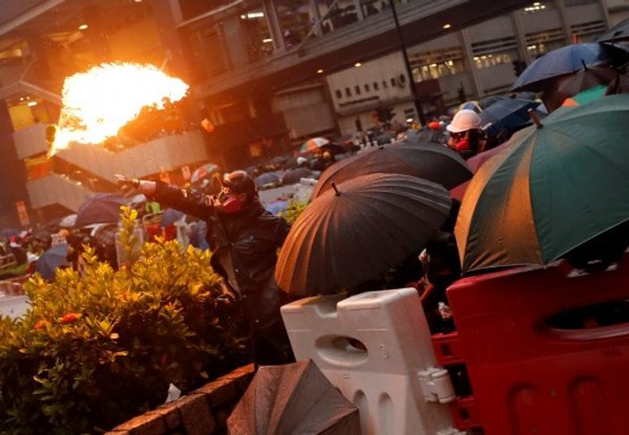 Hong Kong'da şiddet ciddileşiyor