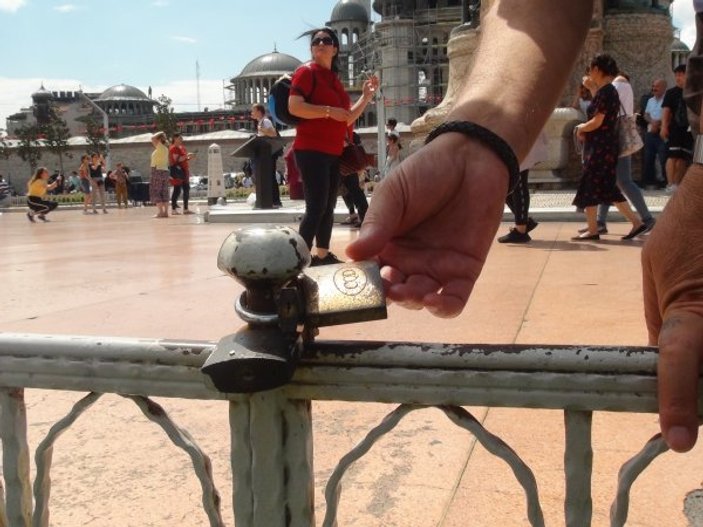 Taksim Meydanı'ndaki asma kilitler ilgi çekiyor