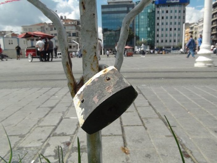Taksim Meydanı'ndaki asma kilitler ilgi çekiyor