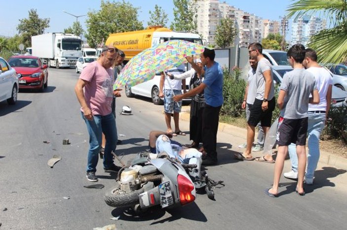 Antalya'da 40 derecede yaralıyı şemsiyeyle korudular