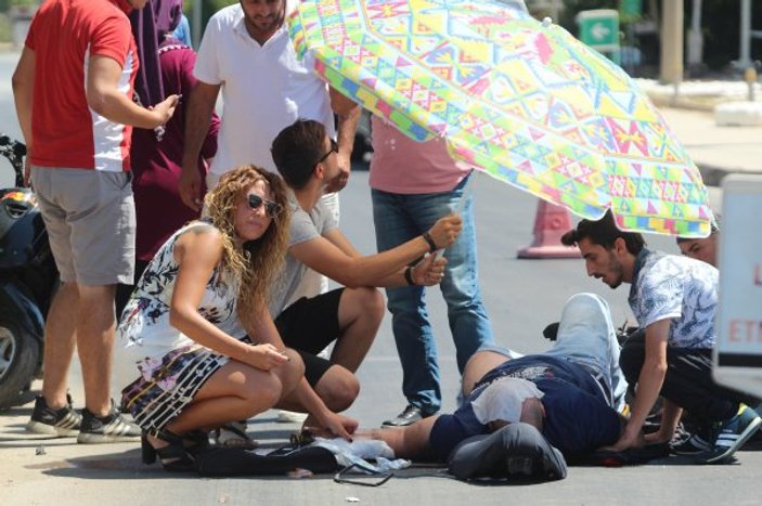 Antalya'da 40 derecede yaralıyı şemsiyeyle korudular