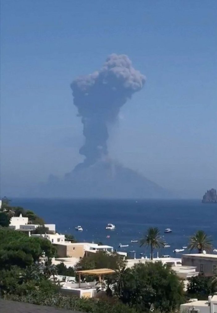 Sicilya'da denizin ortasında volkan patladı