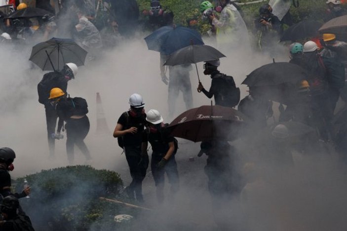 Hong Kong'da protestoculara gözaltılar