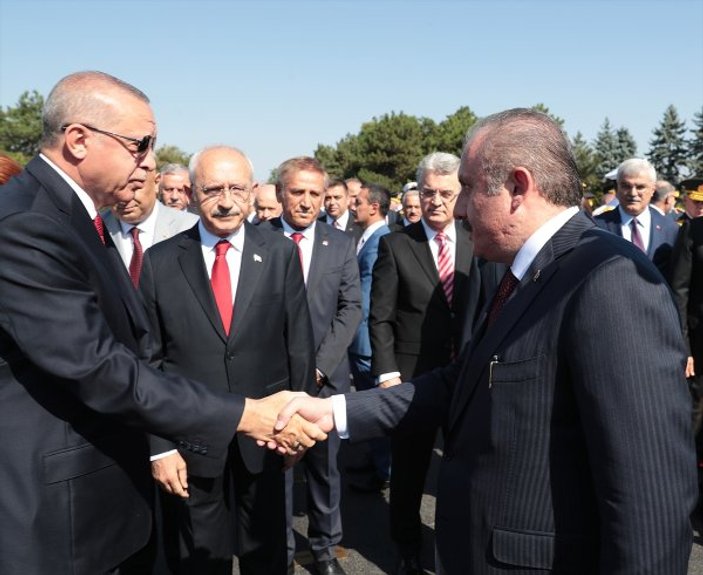 30 Ağustos töreninde Erdoğan-Kılıçdaroğlu tokalaşması