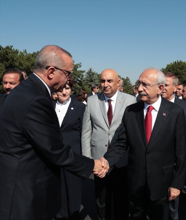 30 Ağustos töreninde Erdoğan-Kılıçdaroğlu tokalaşması