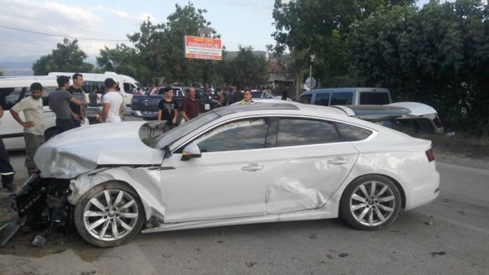 Bursa'da kazadan bıkan mahalleli yolu trafiğe kapattı