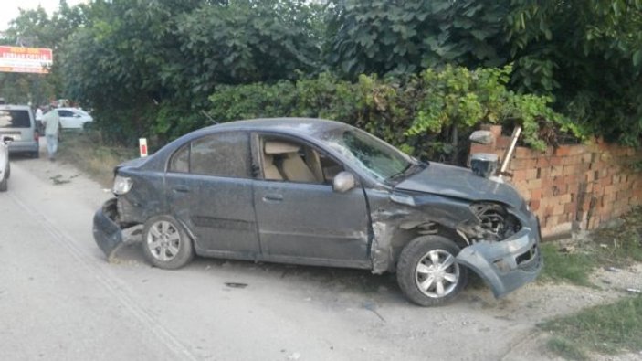 Bursa'da kazadan bıkan mahalleli yolu trafiğe kapattı