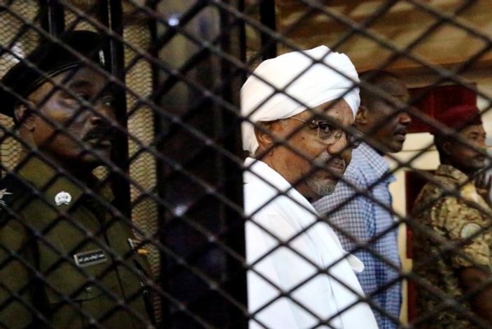 Sudan'ın devrik lideri Beşir yargılanıyor