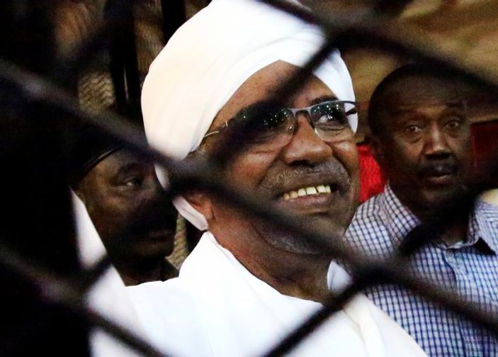 Sudan'ın devrik lideri Beşir yargılanıyor