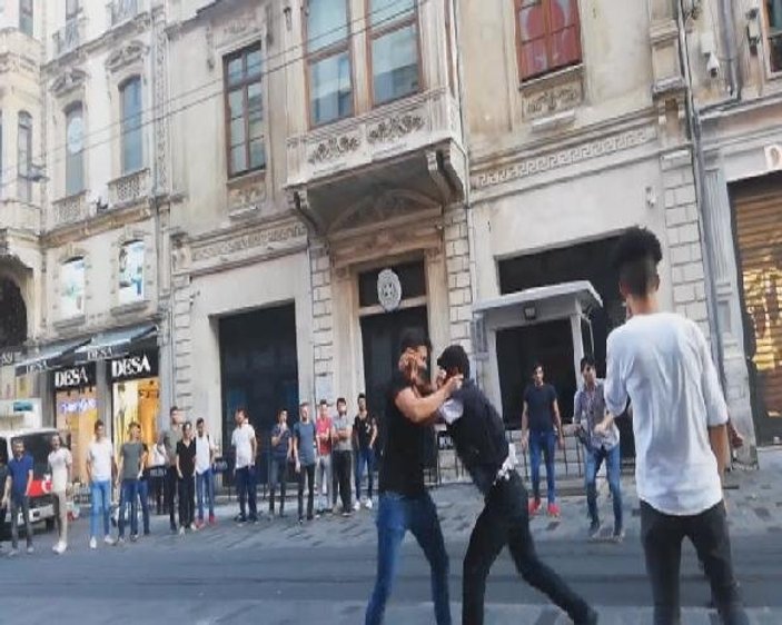 İstiklal Caddesi'nde kadınlı erkekli meydan savaşı