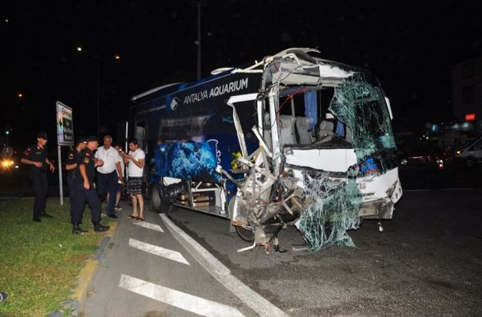 Antalya'da iki otobüs çarpıştı: 13 yaralı