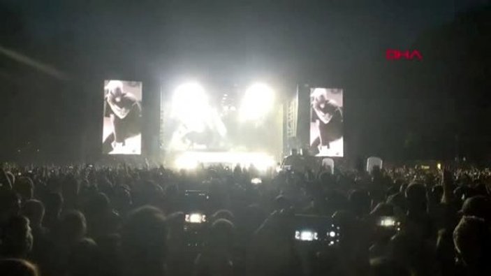 Almanya'da konserde dev ekran kazası