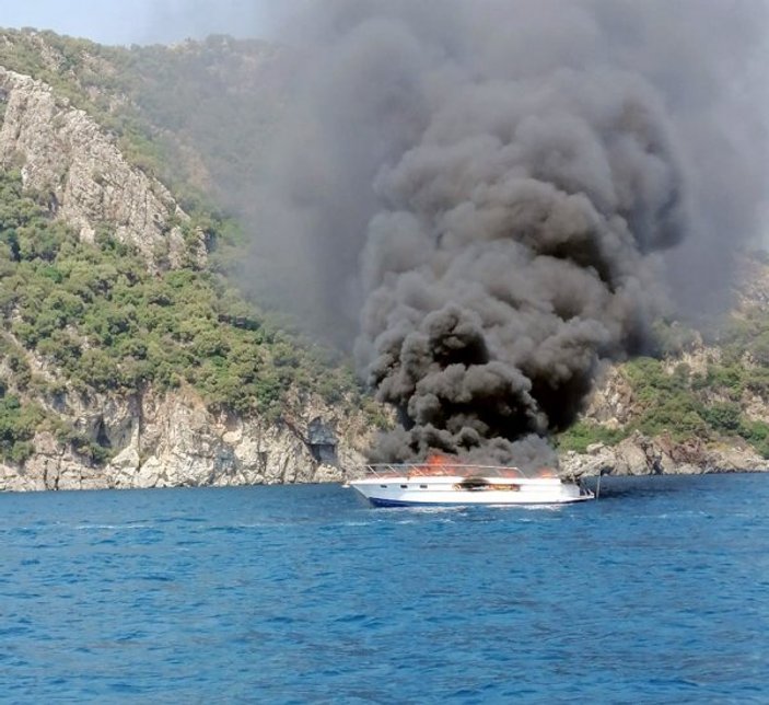 Marmaris'te lüks tekne yanarak battı