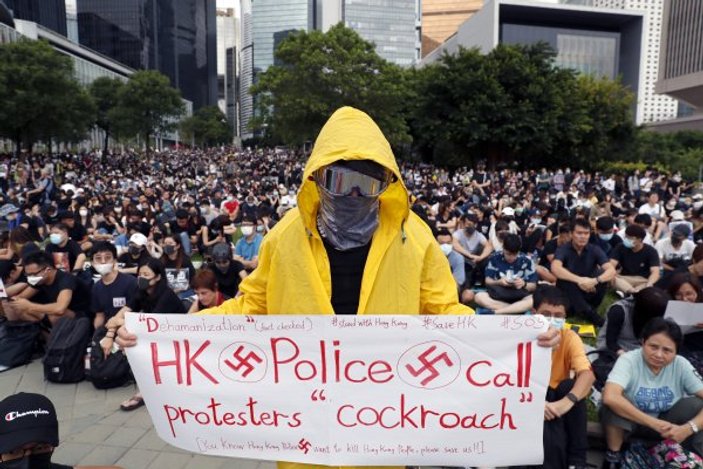 Hong Kong'ta öğrenciler sokaklara döküldü