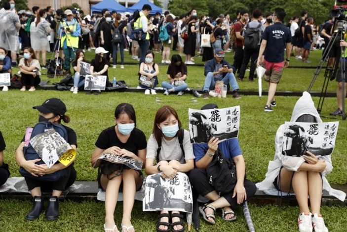 Hong Kong'ta öğrenciler sokaklara döküldü