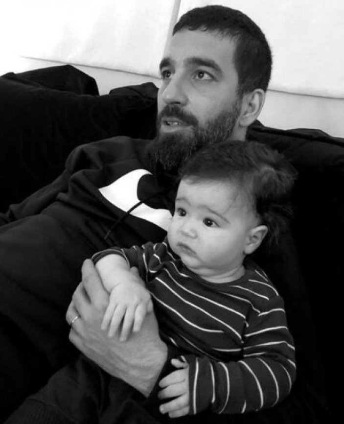 Küçük Hamza babası Arda Turan'la görüntülü konuştu