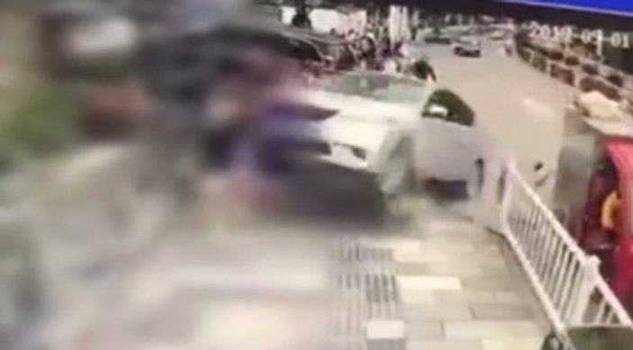Çinli sürücünün kaldırımdaki yayaları ezdiği an