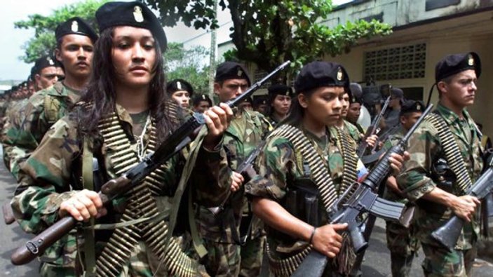 Kolombiya'da barış 2 yıl sürdü: FARC silahlandı