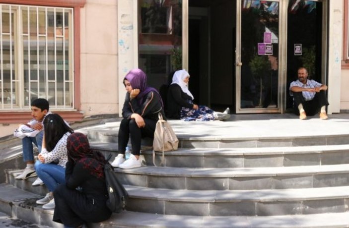 Diyarbakır HDP binası önünde oturma eylemi