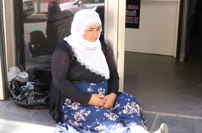 Diyarbakır HDP binası önünde oturma eylemi