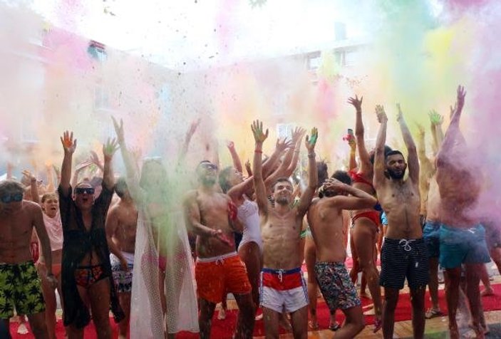 Antalya'da turistlerin köpük partisi eğlencesi