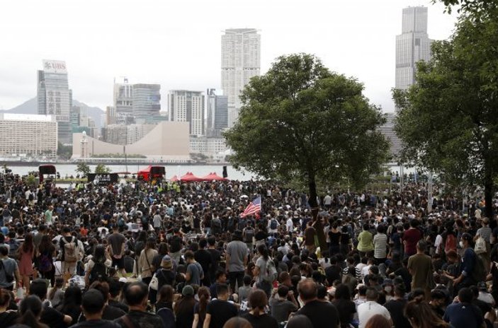 Hong Kong yönetimi yasa tasarısını geri çekiyor