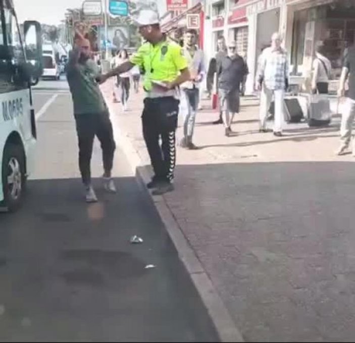 Kadıköy’de minibüs şoförü ortalığı birbirine kattı