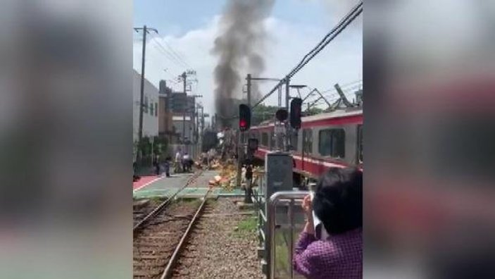 Japonya'da banliyö treni ile kamyon çarpıştı: 1 ölü