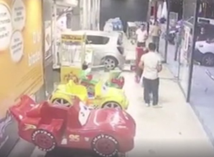 Ankara'da 3 yaşındaki çocuğun kullandığı araç kaza yaptı