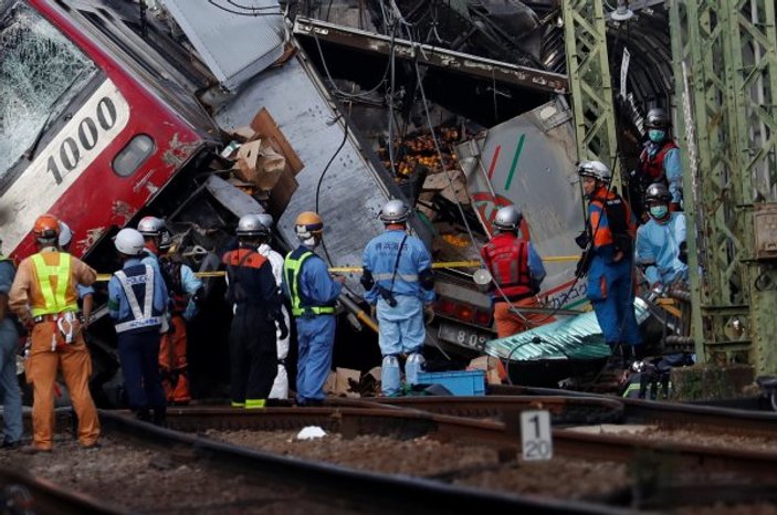 Japonya'da banliyö treni ile kamyon çarpıştı: 1 ölü