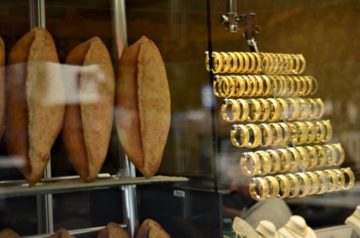 Ordu'da bir kuyumcuda hem altın hem ekmek satılıyor