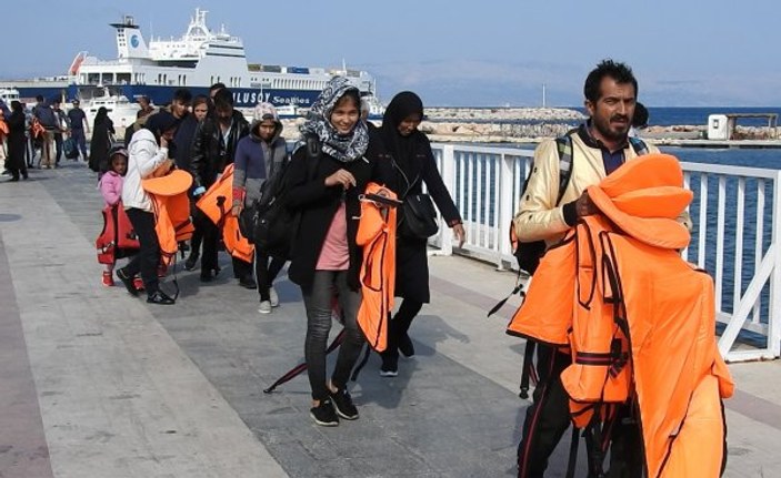 Çeşme'de 6 şişme botta 236 kaçak göçmen yakalandı
