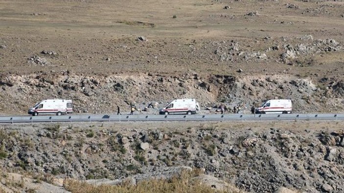 Ağrı'da kaçak göçmenleri taşıyan minibüs devrildi: 2 ölü