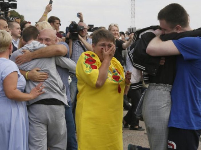 Ukraynalı siyasi tutukluları Zelenskiy karşıladı