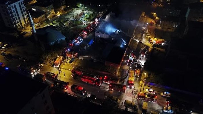 Sultanbeyli'de yatak fabrikası yangında kül oldu