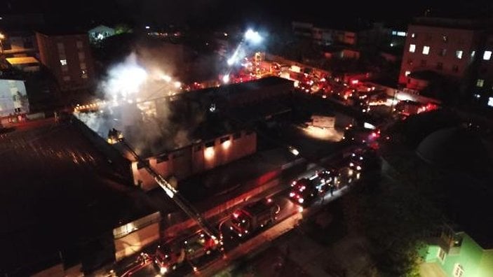 Sultanbeyli'de yatak fabrikası yangında kül oldu